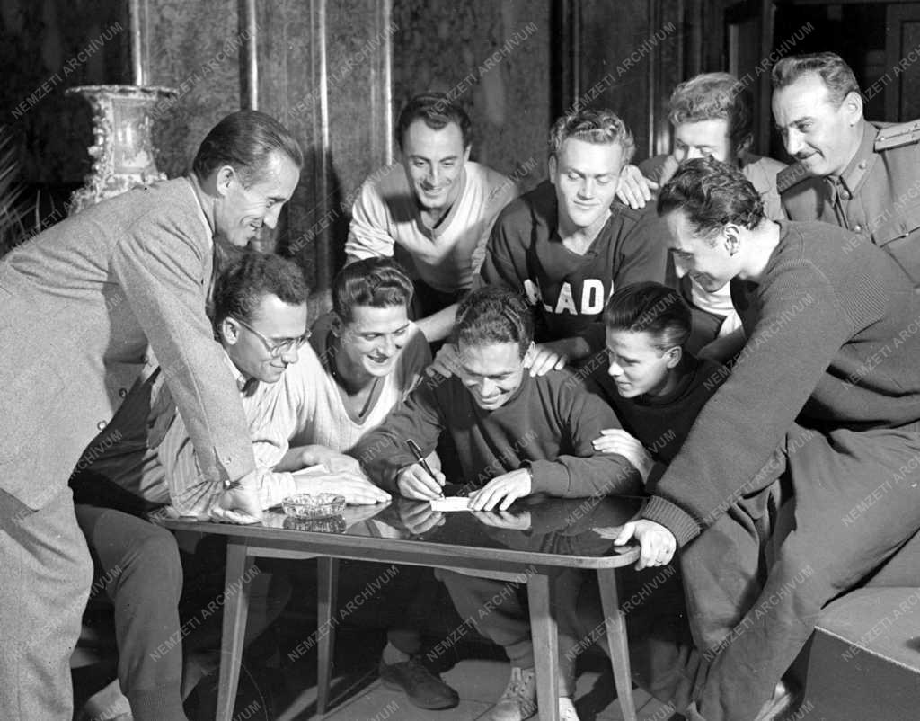 Békemozgalom - Szondy István olimpiai bajnok békekölcsönt jegyez