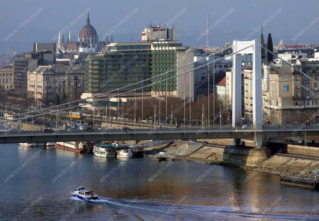 Budapest - Városkép - A pesti Duna-part