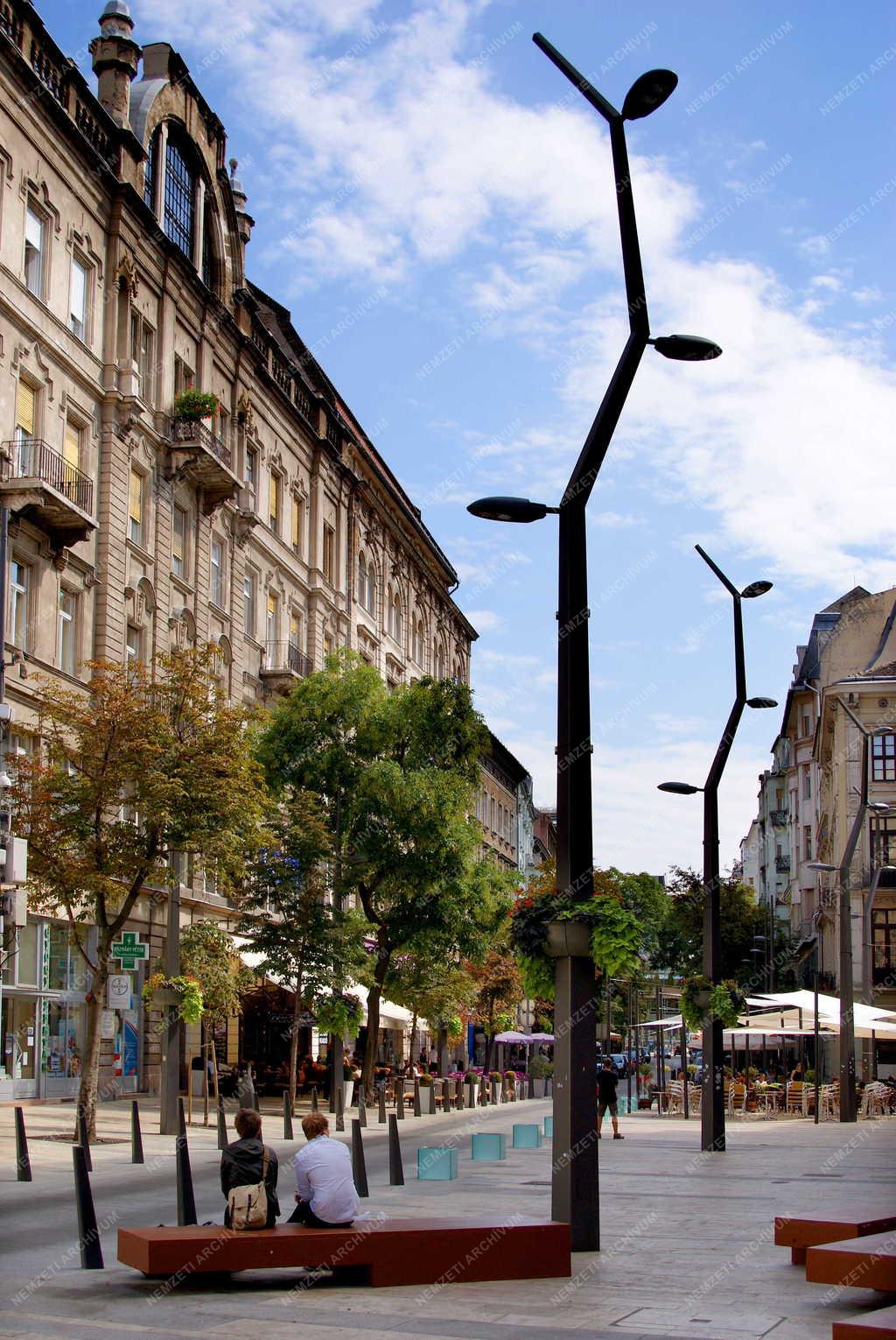 Budapest - Városkép - Egyetem tér - Modern lámpaoszlopok