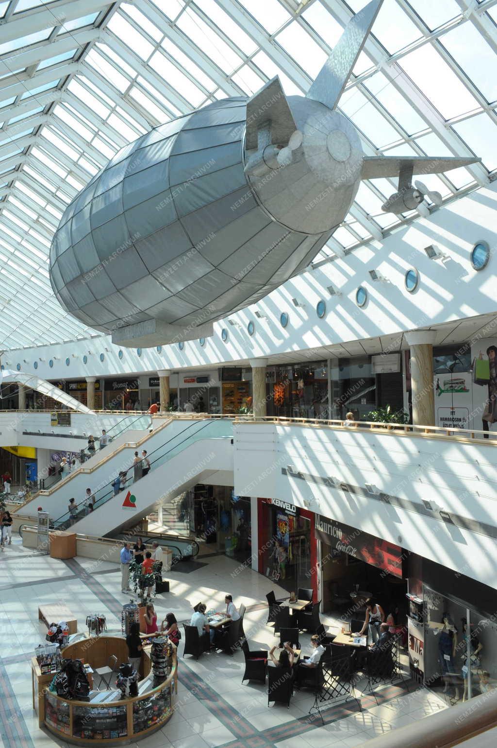 Kereskedelem - A Plaza bevásárlóközpont Debrecenben