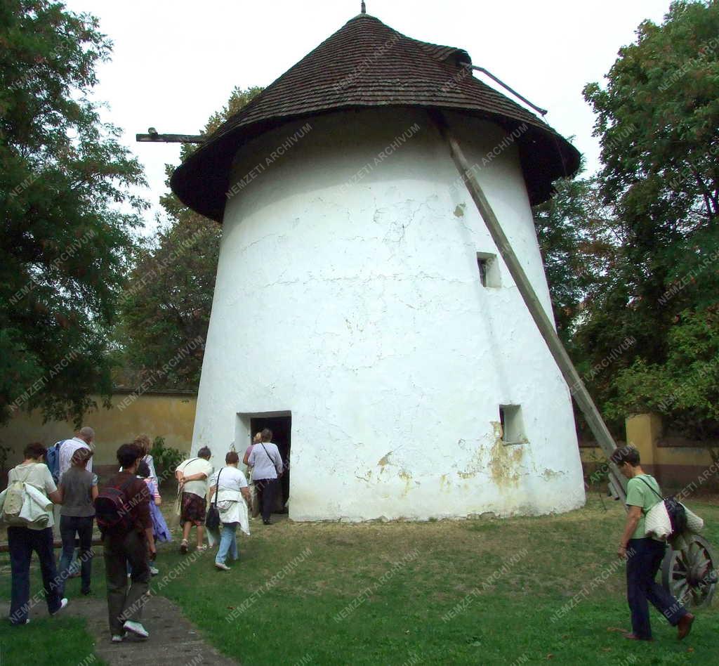 Népi eszköz - Szélmalom a Kiskun Múzeum udvarán