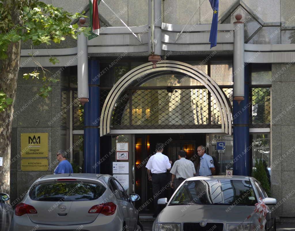 Épület - Budapest - A Magyar Államkincstár irodaházának bejárata