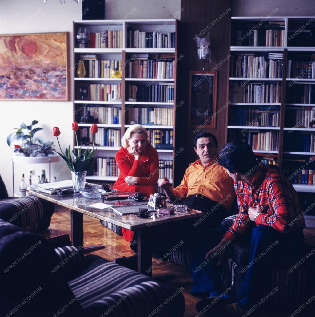 Kultúra -  Avar István színművész otthonában, felesége Gyapay Ivette és fia Ifj. Avar István társaságában