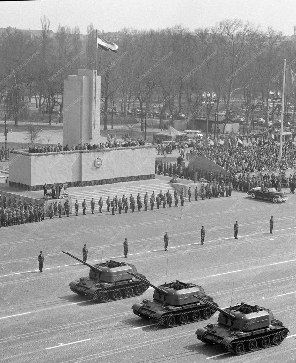 Ünnep - Katonai díszszemle hazánk felszabadulásának 20. évfordulóján