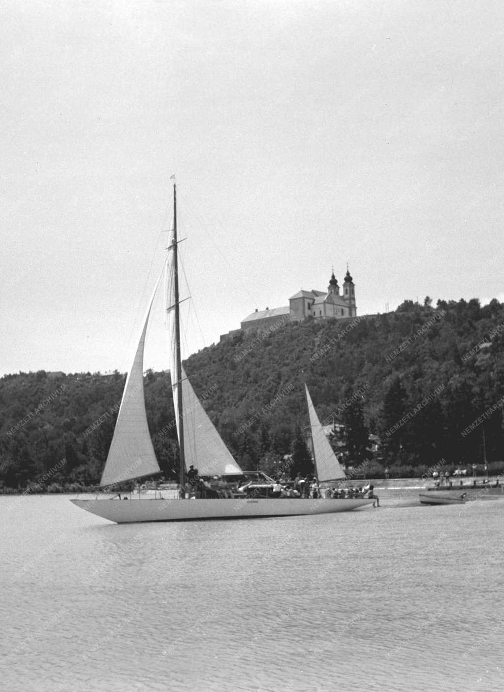Tájak, Városok - Vitorlázás a Balatonon