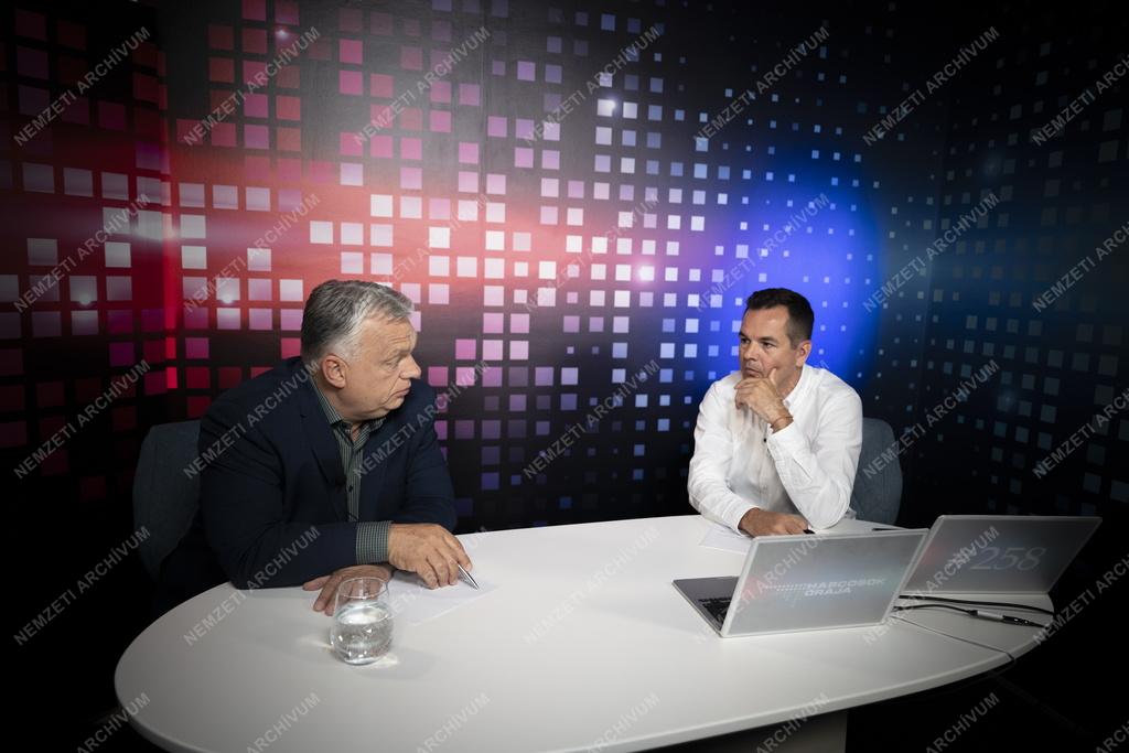 Orbán Viktor a Harcosok órája című online műsorban
