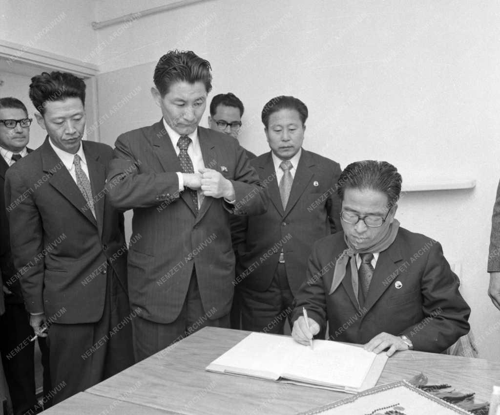 Külkapcsolat - Ho Dam, a KNDK külügyminisztere Balatonfenyvesen