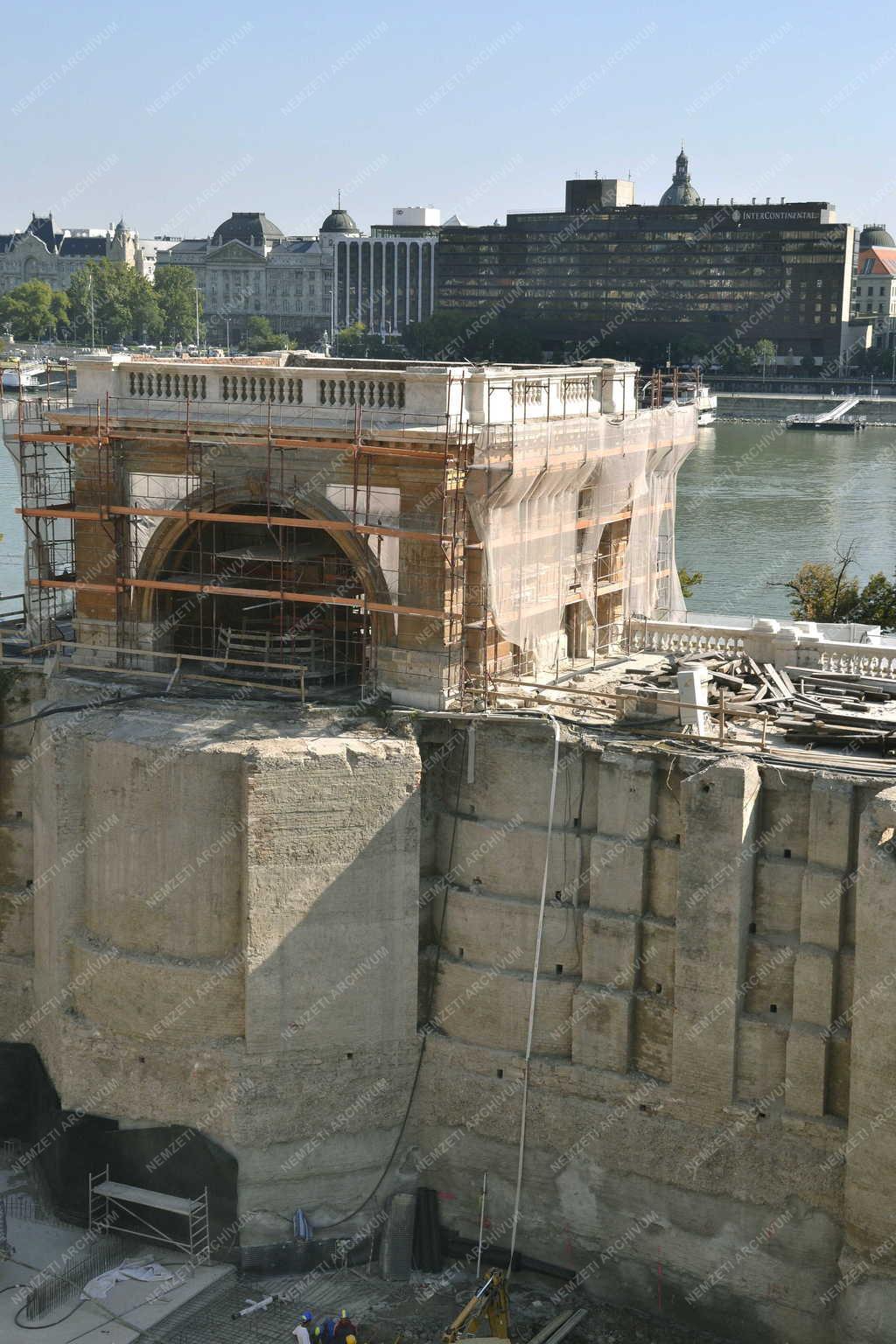 Műemlék - Budapest - Megkezdték a Várbazár felújítását