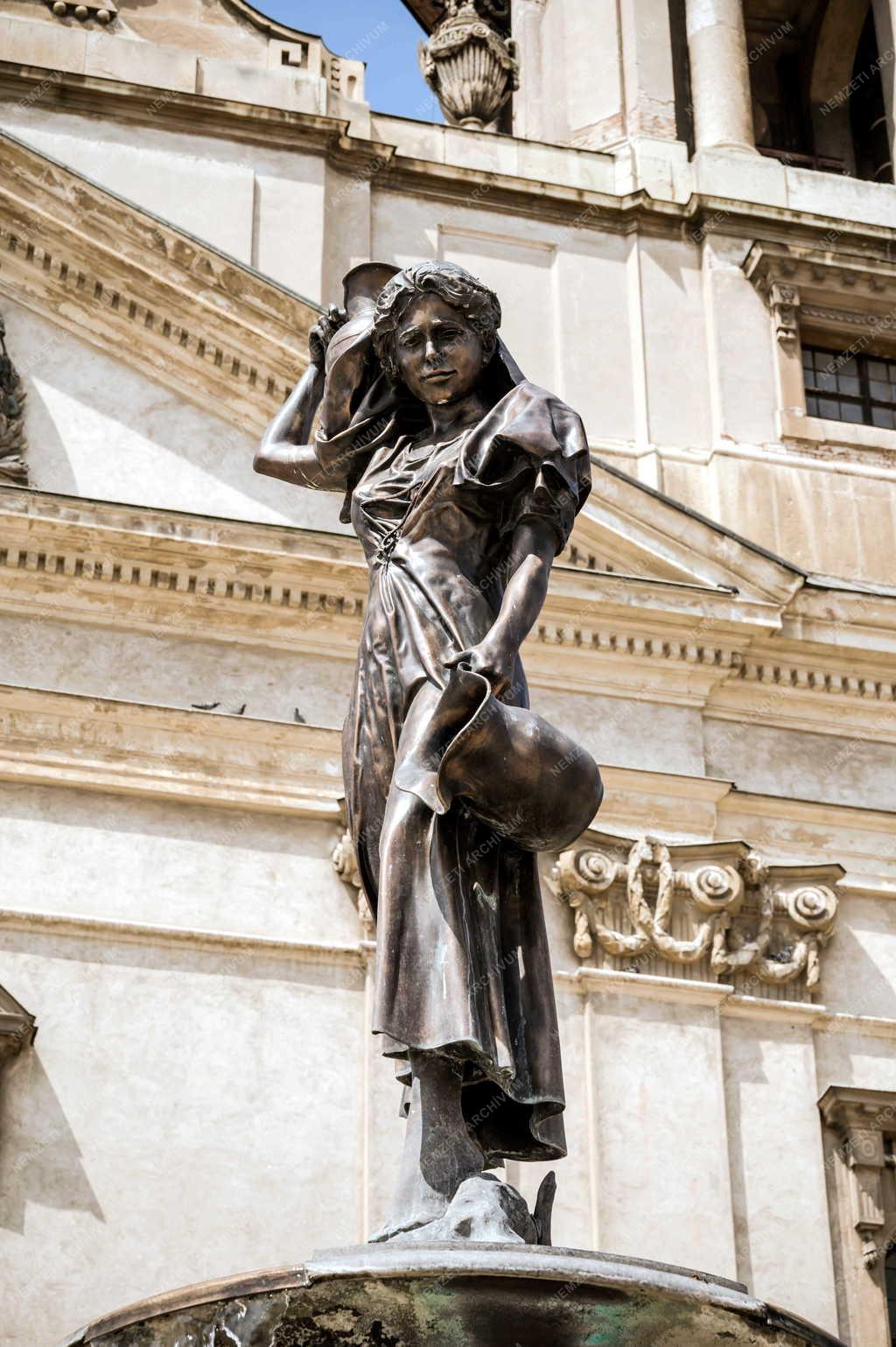 Városkép - Pápa - Fő tér - Vízöntő-díszkút