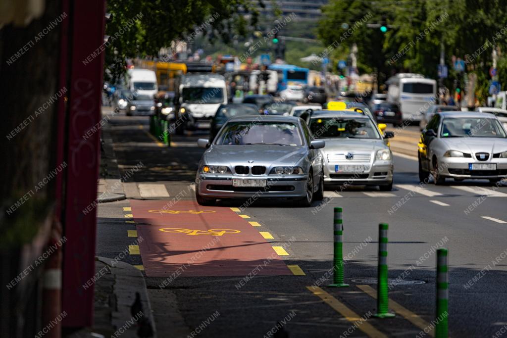 Közlekedés - Budapest - Biciklisáv
