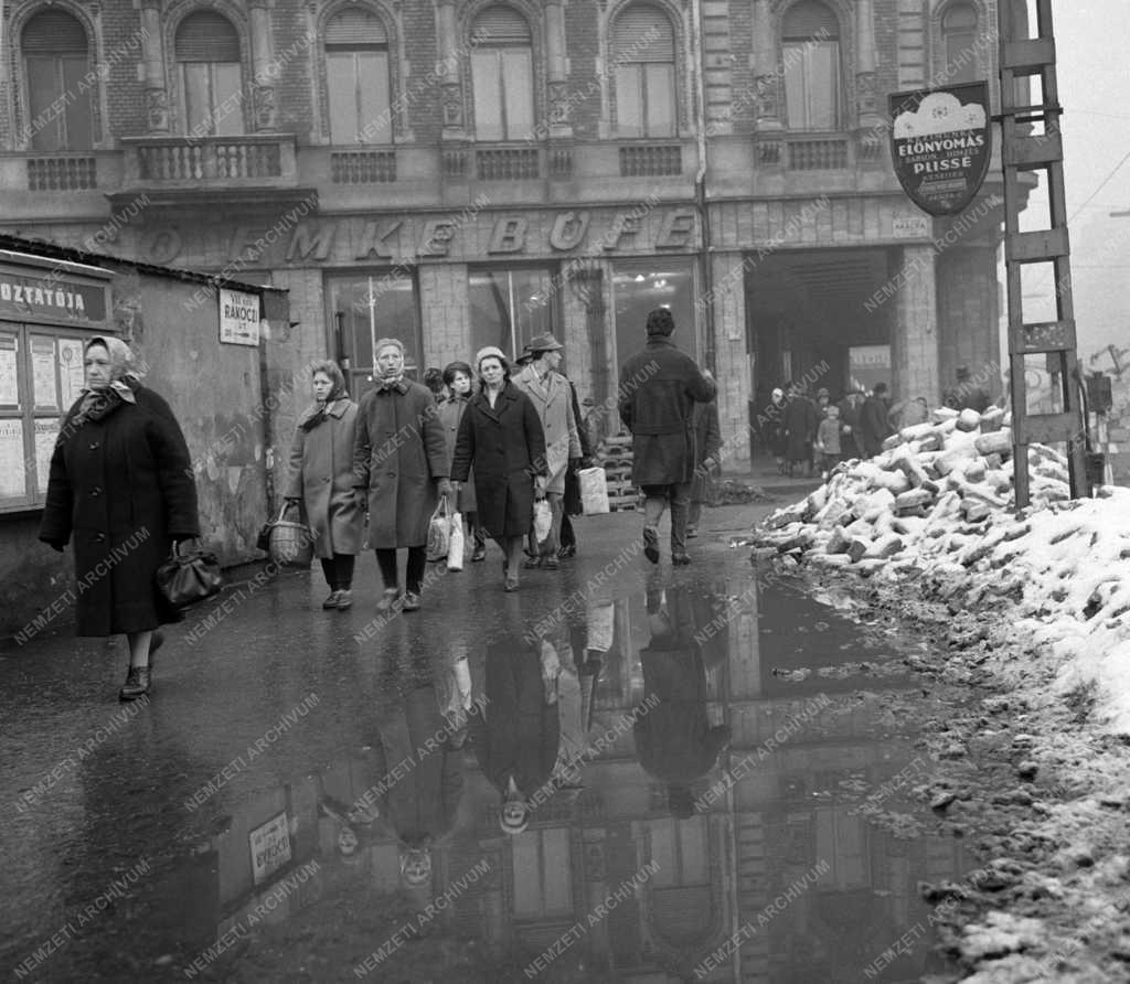 Időjárás - Városkép - Latyakos fővárosi utca