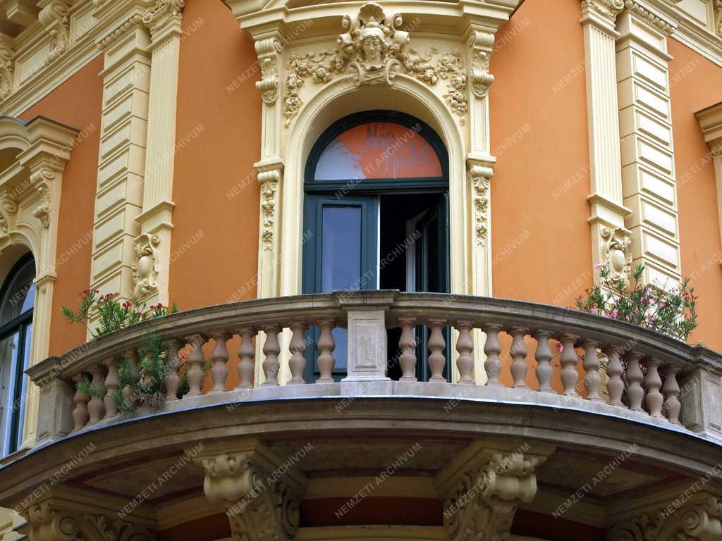 Épület - Pécs - Lakóépület részlete a Király utcában 