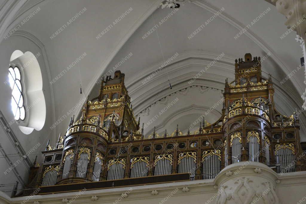 Egyházi épület - A kőbányai Szent László plébániatemplom