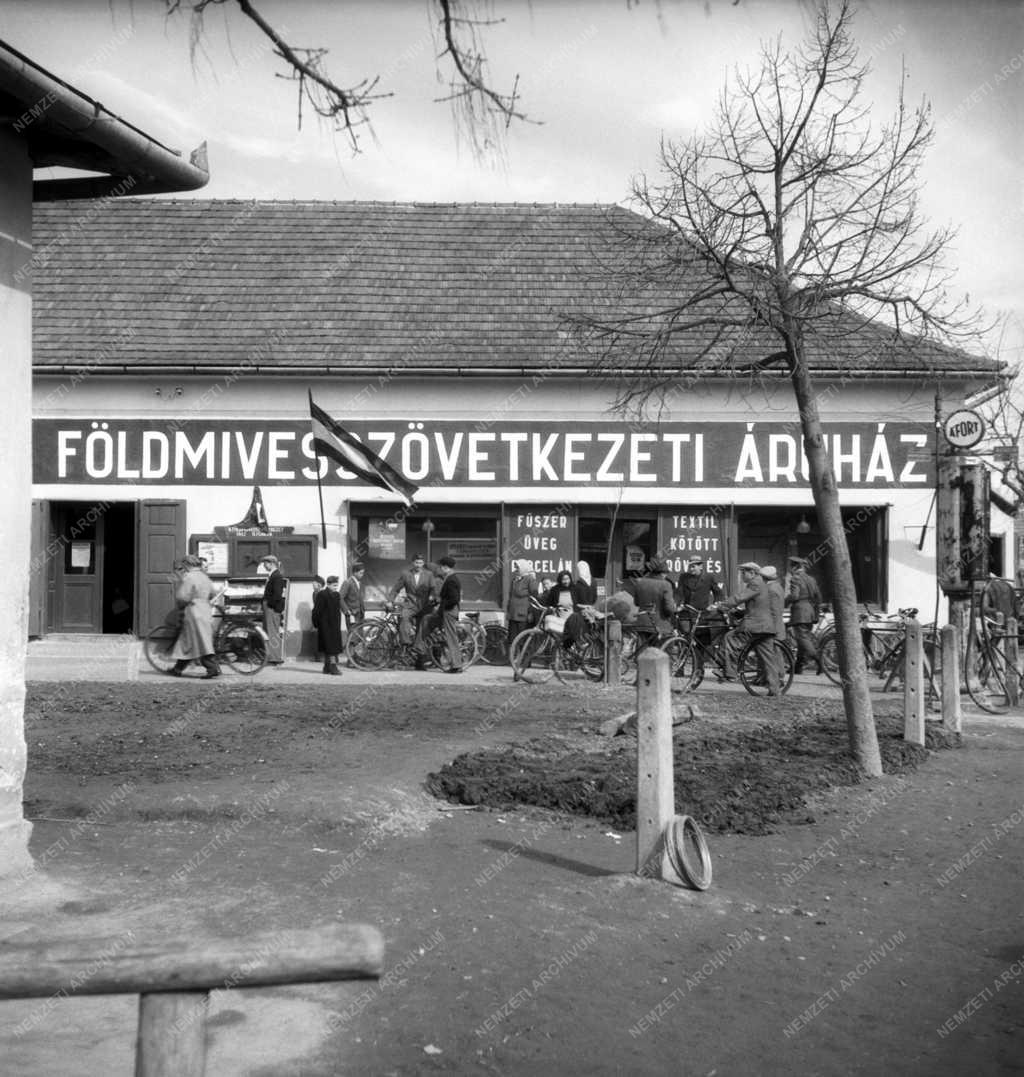 Falukép - Földműves-szövetkezeti Áruház