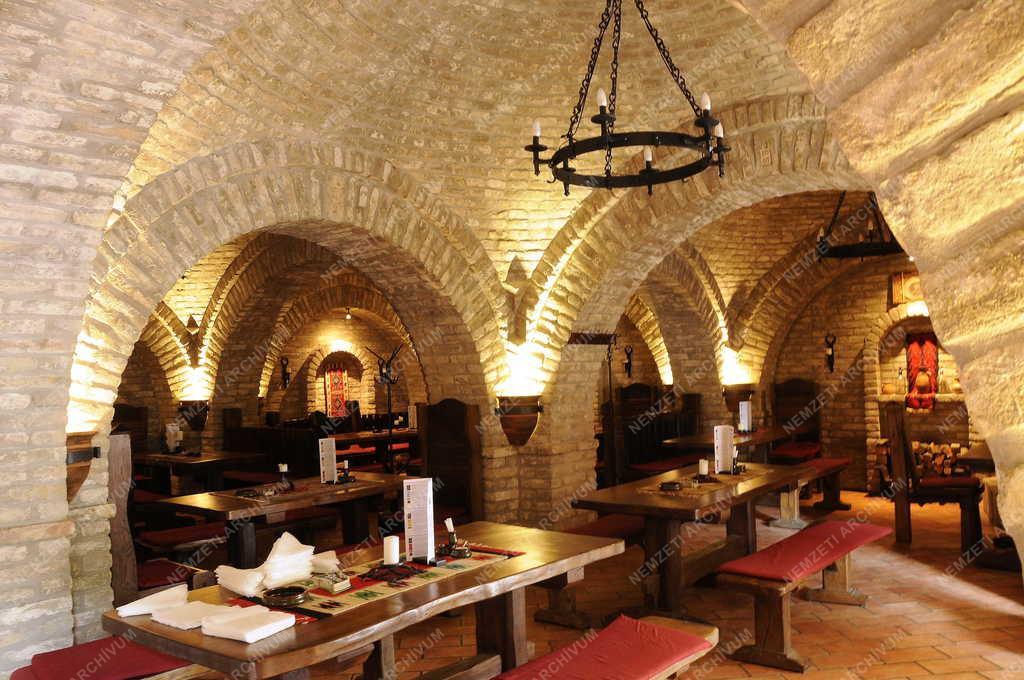 Táj, város - Hévíz - Római Pince Étterem