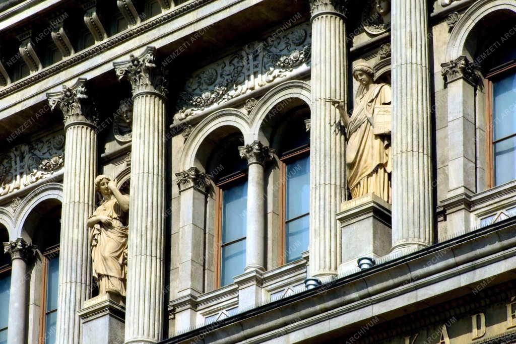 Műalkotás - Budapest - Az  MTA homlokzatát díszítő szobrok