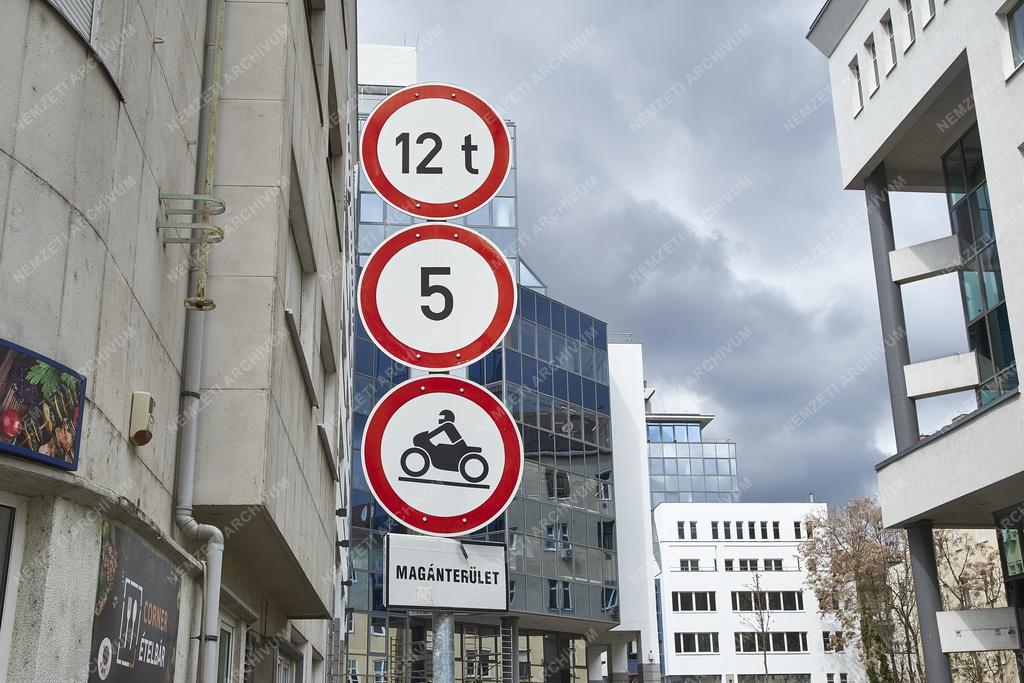 Közlekedés - Budapest - Tiltó Kresz-táblák