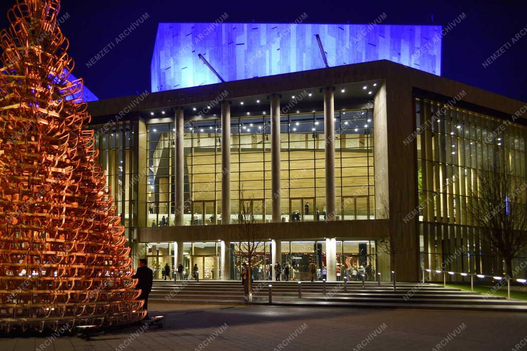 Kulturális központ - Budapest - A Művészetek Palotája díszkivilágításban