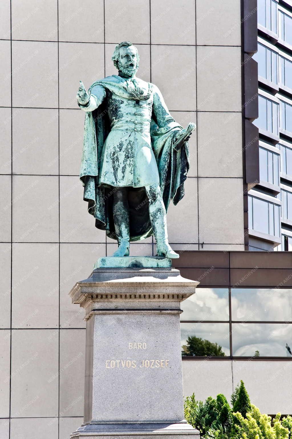 Műalkotás - Budapest - Eötvös József szobra