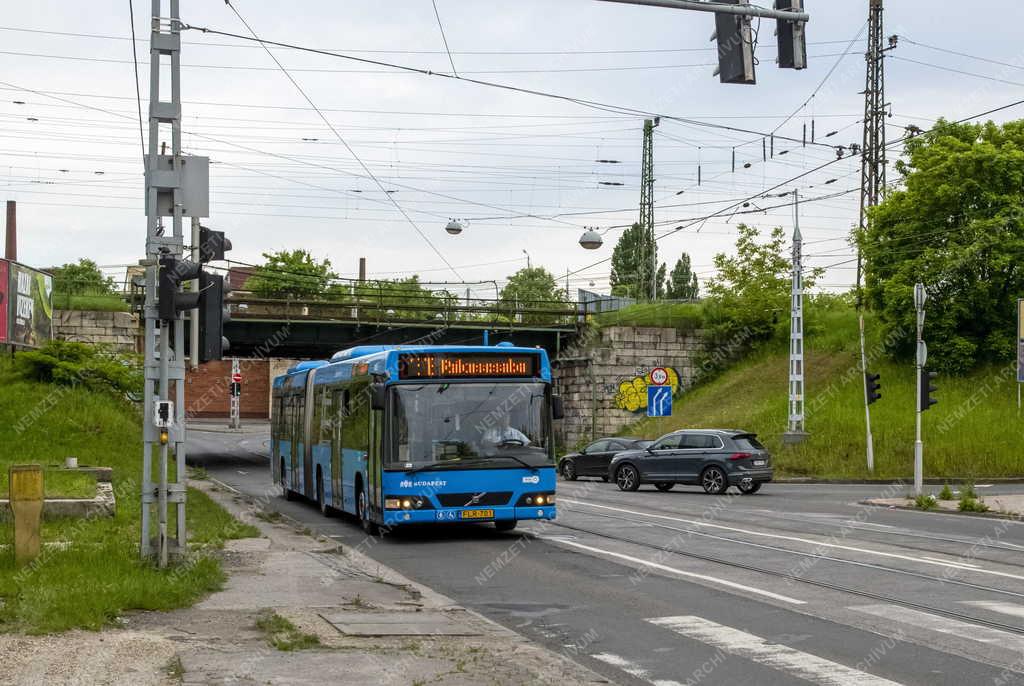 Közlekedés - Forgalom a fővárosi Éles saroknál