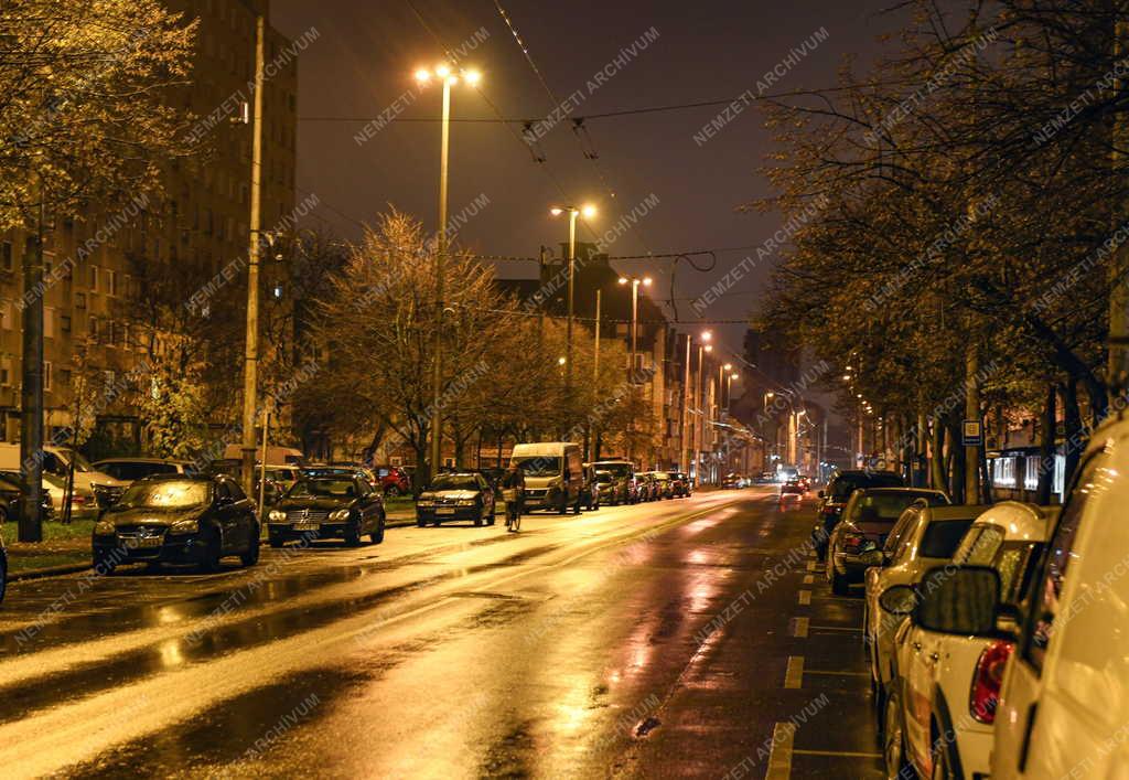 Városkép - Időjárás - Esős őszi időjárás az esti Debrecenben