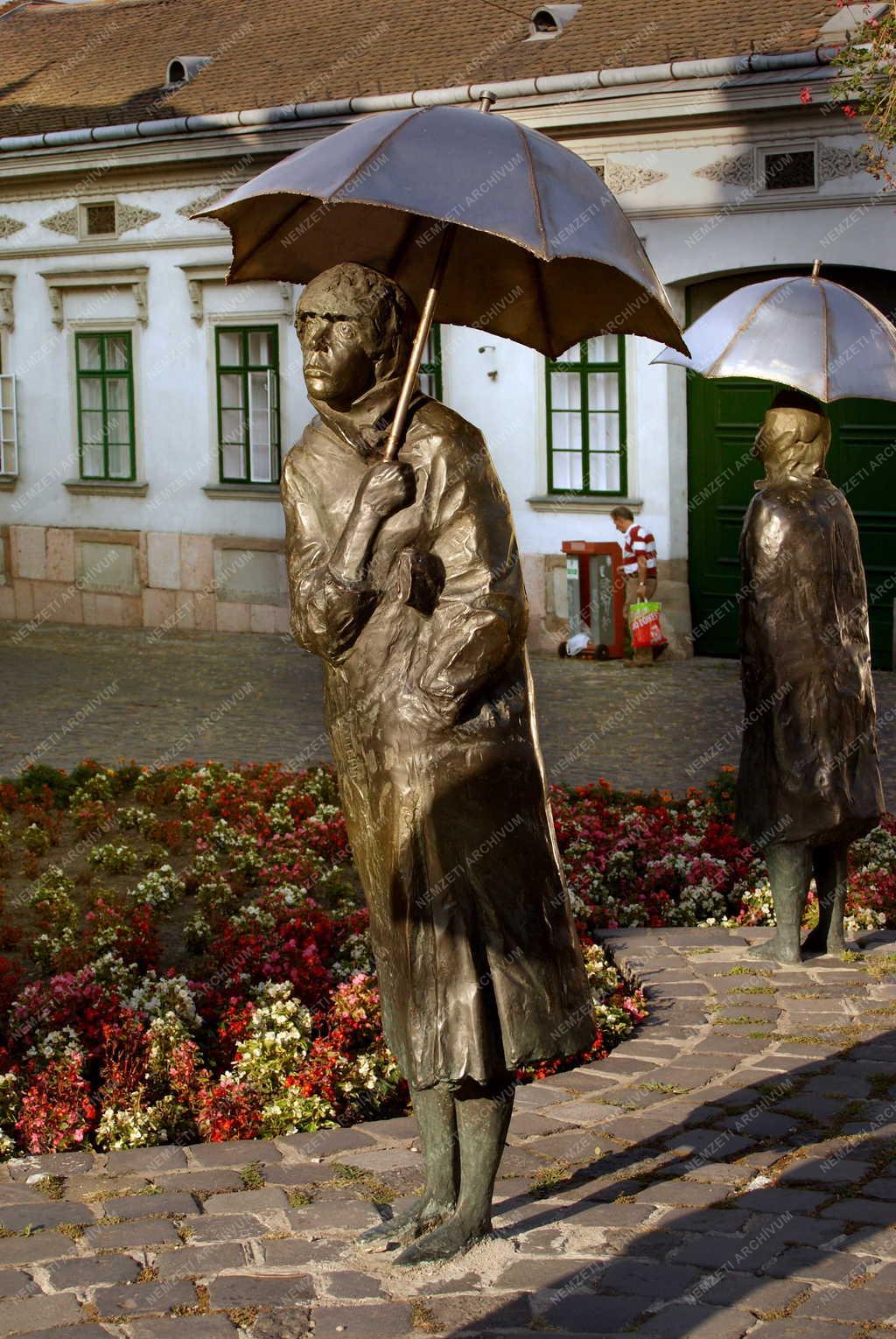 Budapest -  Köztéri szobor - Varga Imre alkotása Óbudán