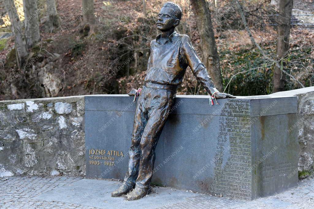 Városkép - Miskolc - József Attila szobor