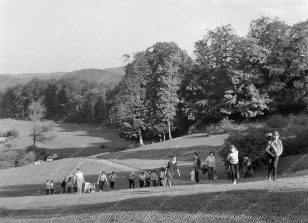 Szabadidő - Kirándulók Szentléleki-völgyben