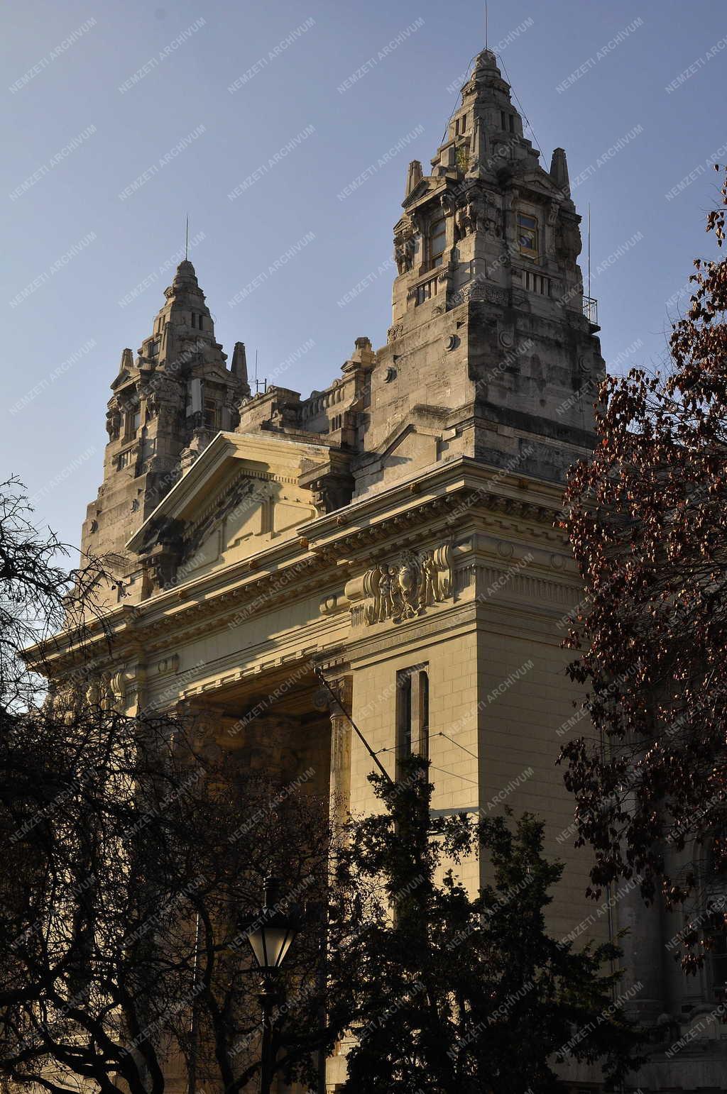 Műemlékvédelem - Budapest - Felújításra vár az egykori Tőzsde palota