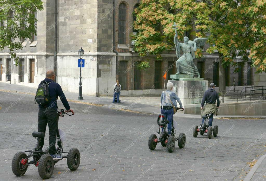 Idegenforgalom - Budapest - Turisták a Budai Várban