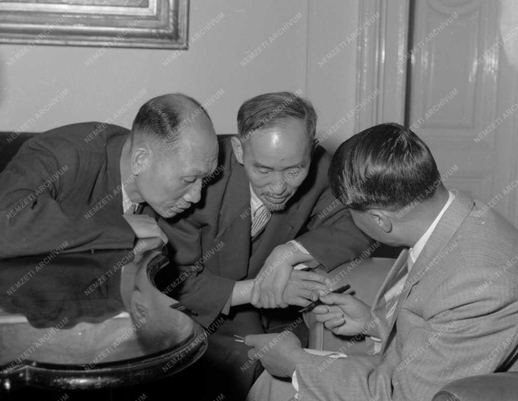 Külkapcsolat - Koreai akadémikusok a Magyar Tudományos Akadémia nagygyűlésén