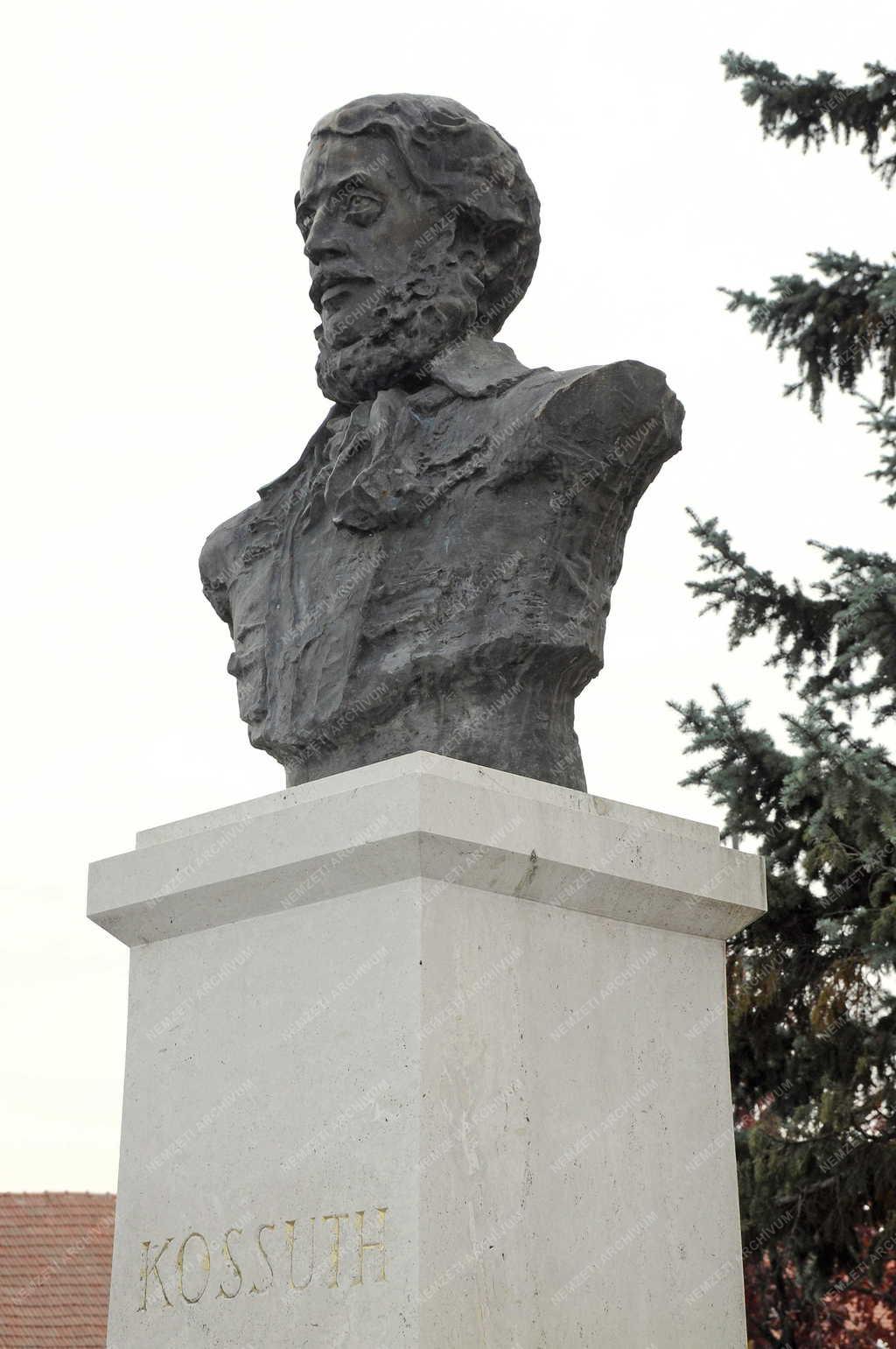 Gyula - Szobrászat - Kossuth Lajos mellszobra