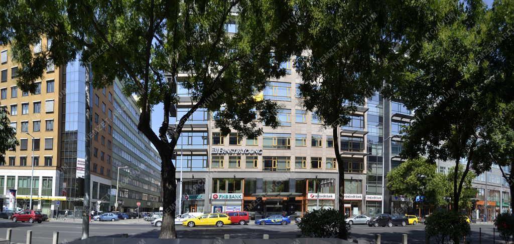 Városkép - Budapest - Irodaépületek a Váci úton