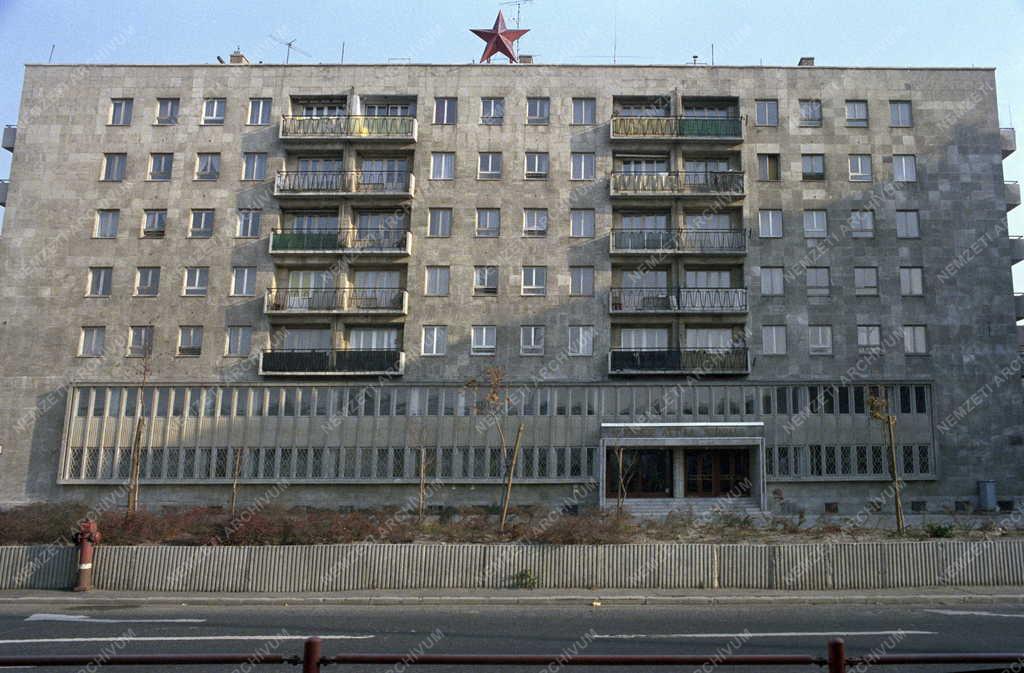 Rekonstrukció - A felújított József Attila Színház