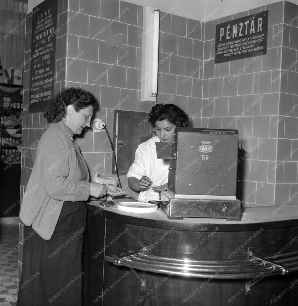 Kereskedelem - Közért pénztár