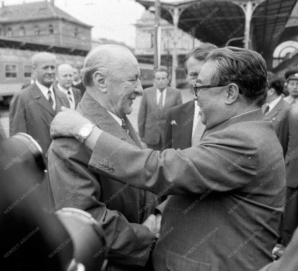 Külkapcsolat - Kádár János fogadja Kim Ir Szent