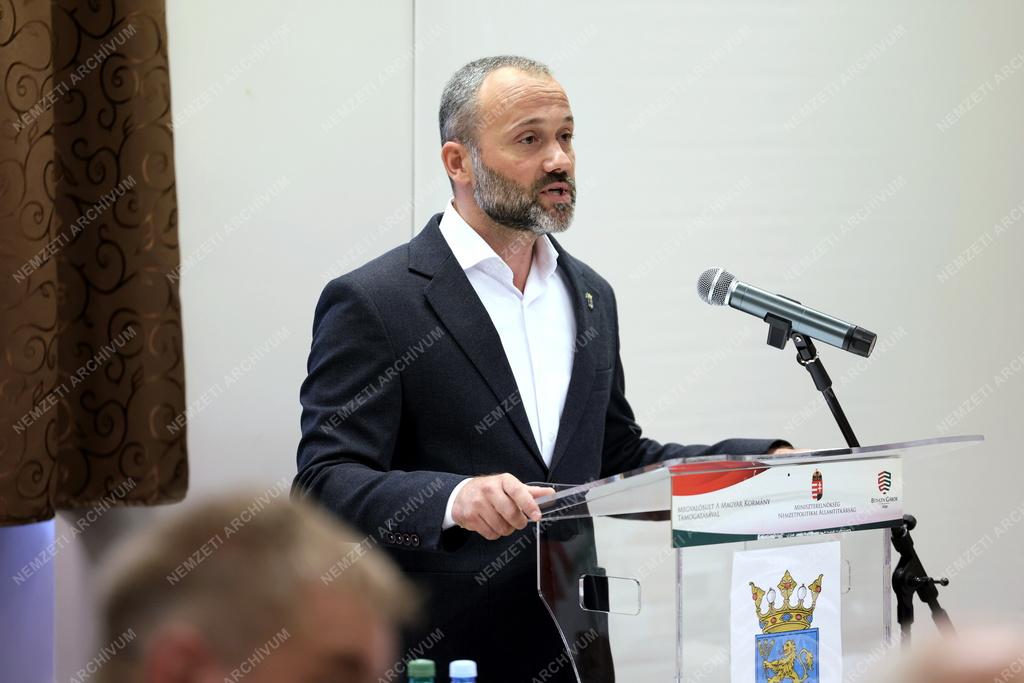 Itthon, együtt, veletek címmel konferencia Topolyán