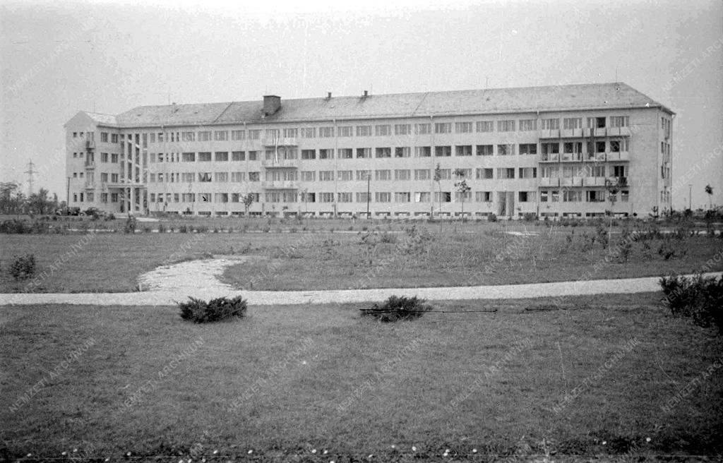 Egészségügy - A  szolnoki tüdőkórház avatása