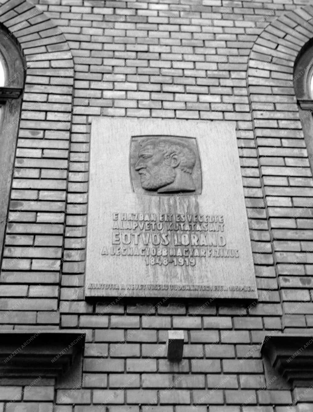 Tudomány - Eötvös Lóránd fizikus emléktáblája
