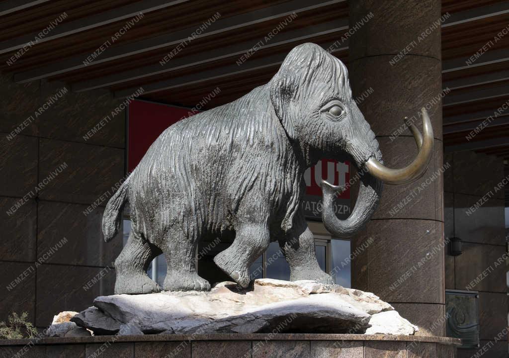 Köztéri szobor - Budapest - Mammut I és II üzletház