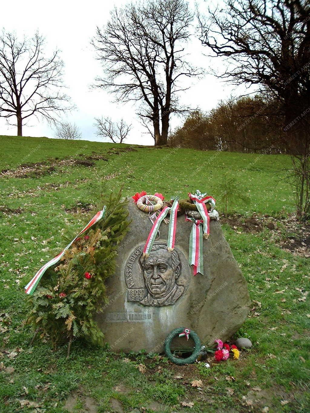 Erdély - Marosvécsi kastélypark - Wass Albert sírja