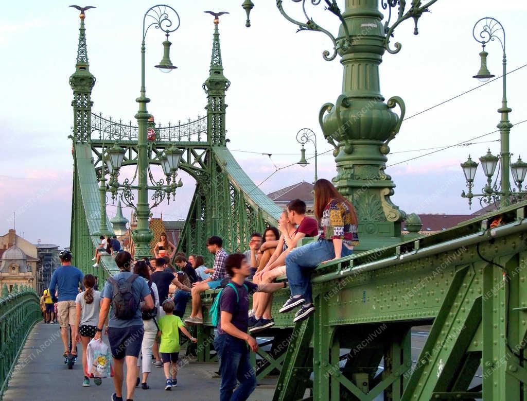 Idegenforgalom - Budapest - Fiatal turisták a Szabadság hídon