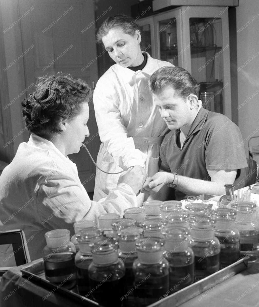 Egészségügy - Vizsgálat a mozgó laboratóriumban