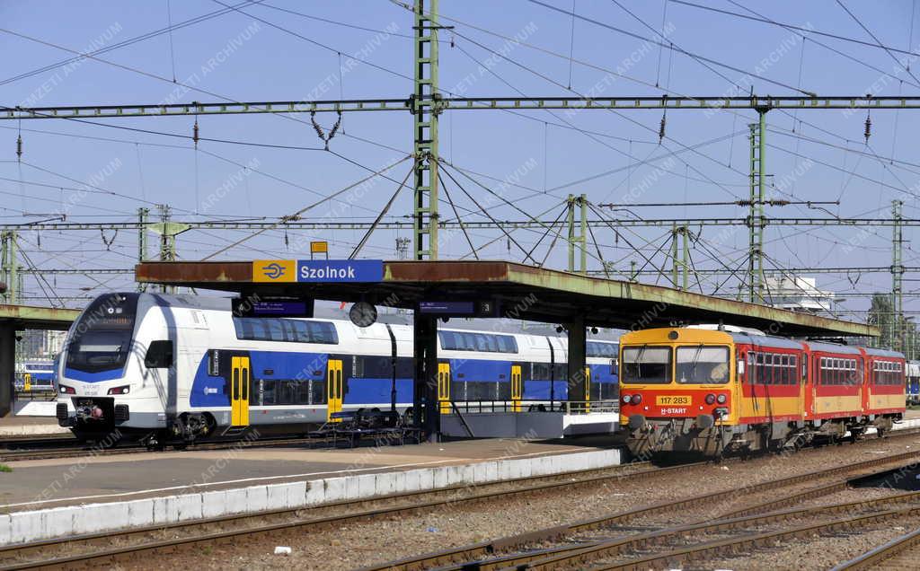 Közlekedés - Szolnok vasútállomás