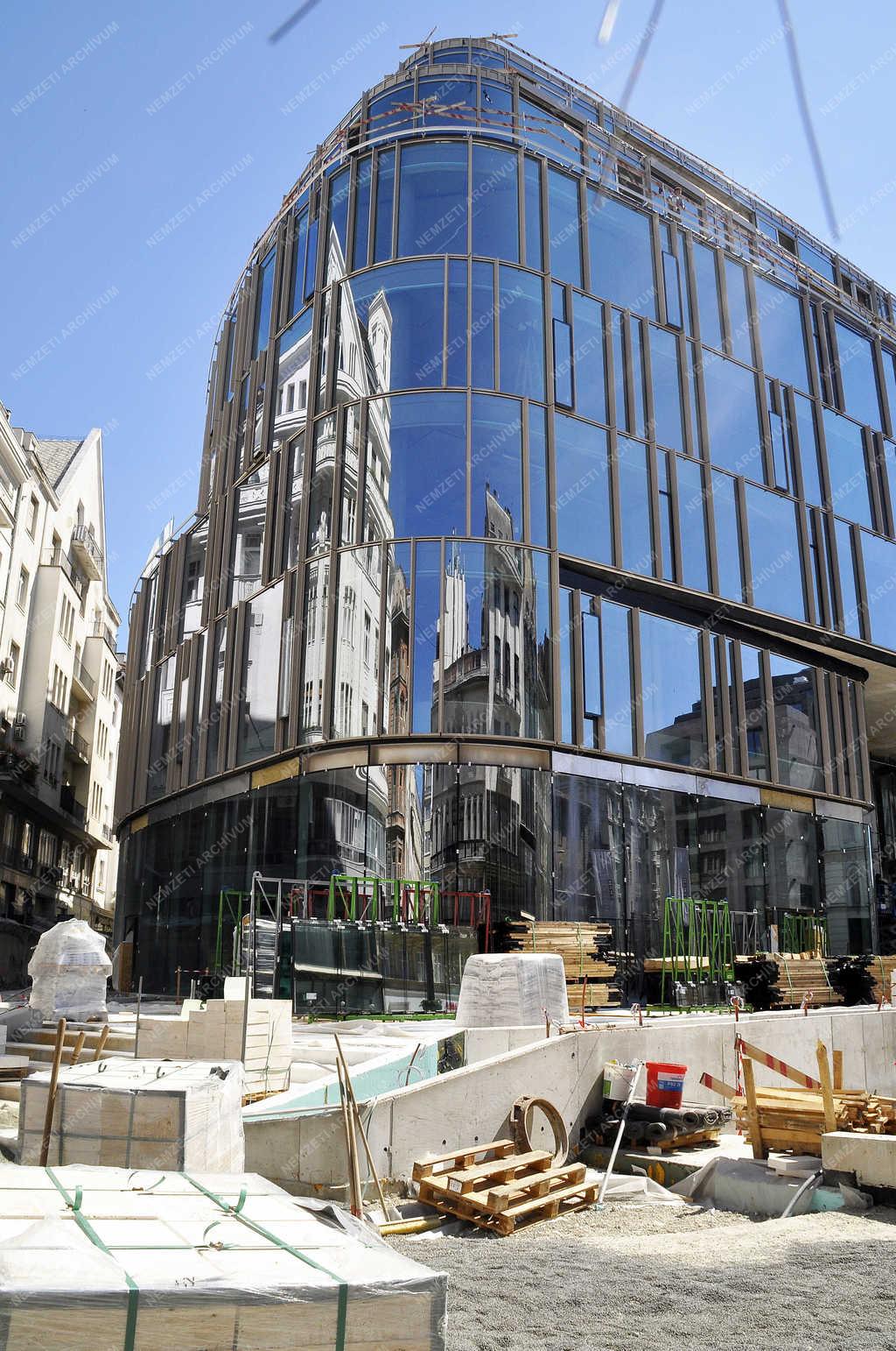 Építőipar - Budapest - Új irodaház épül a Szervita téren