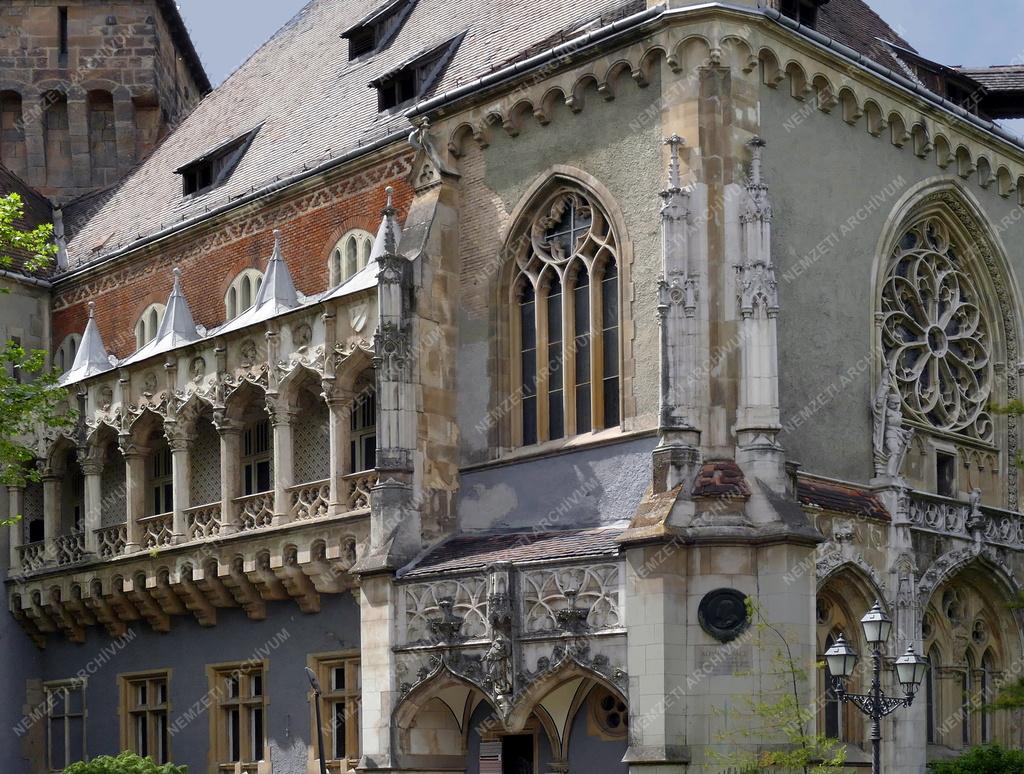 Műemlék - Budapest - Gótikus épületrészlet a Vajdahunyad-várban