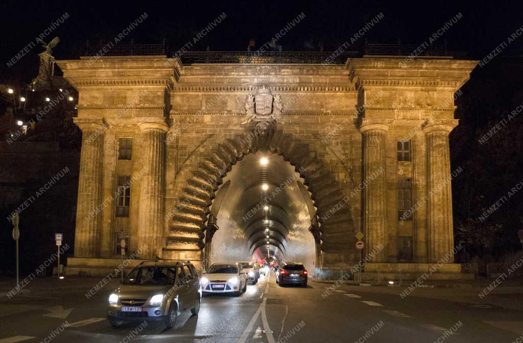 Városkép - Budapest - A Budavári Alagút esti kivilágításban