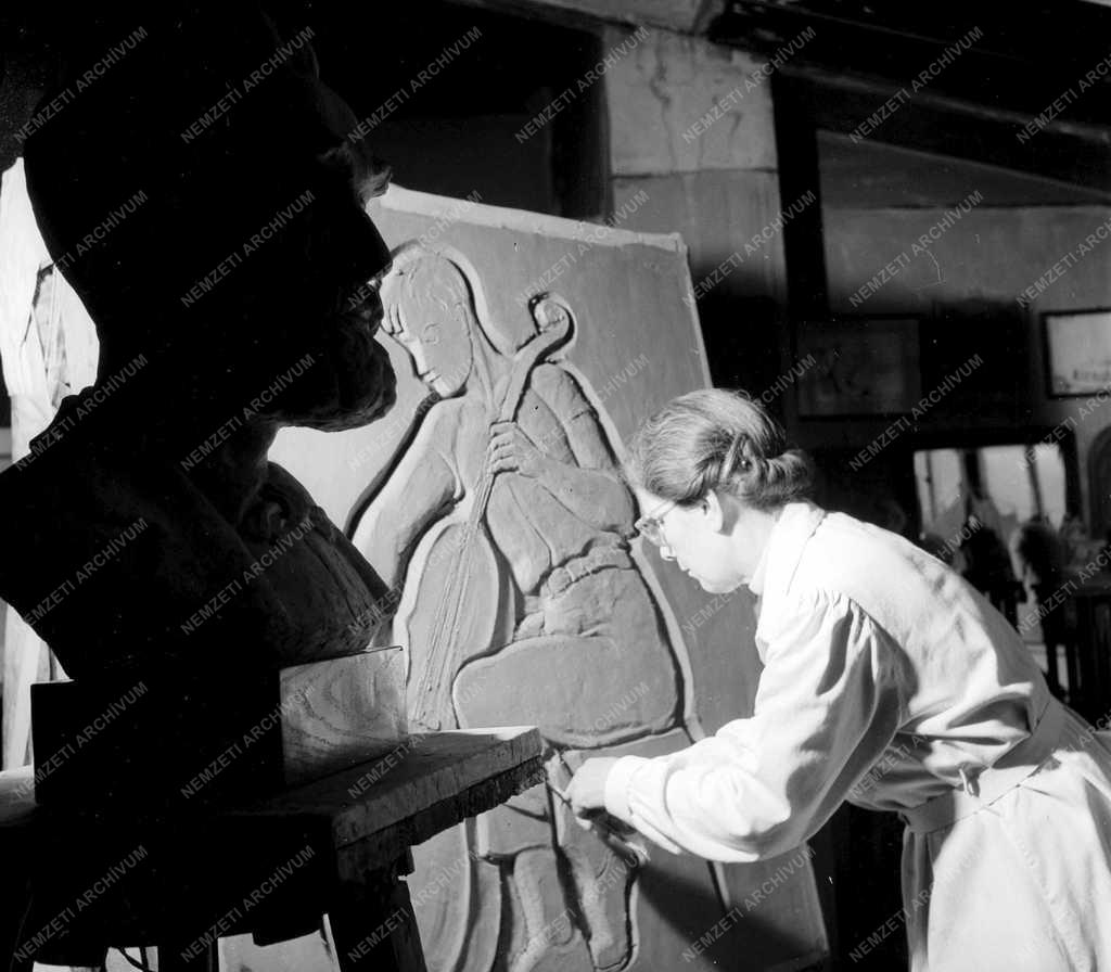 Személyek - Kunvári Lilla szobrászművész