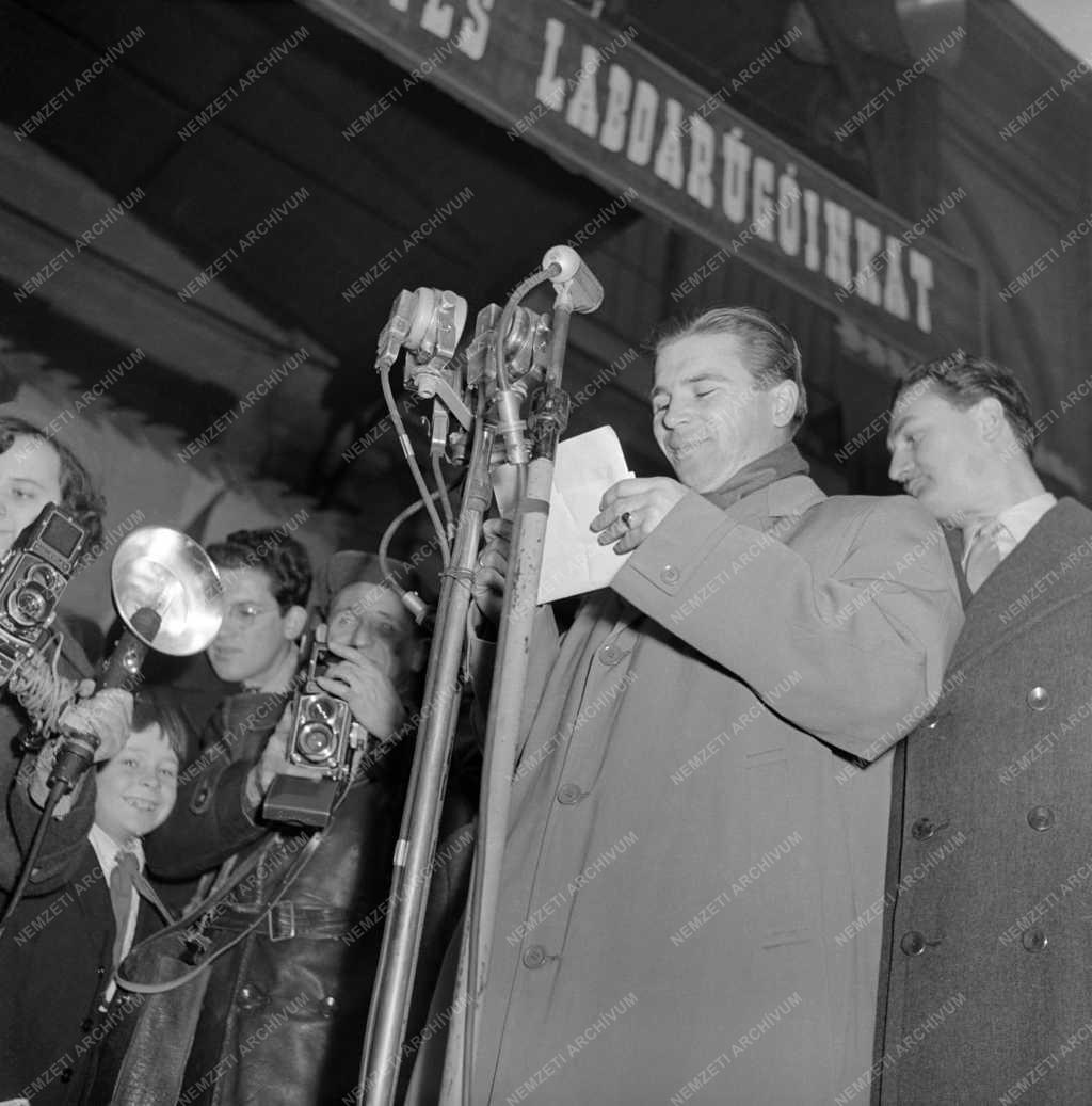 Labdarúgás - Hazaérkezett Londonból a győztes Aranycsapat
