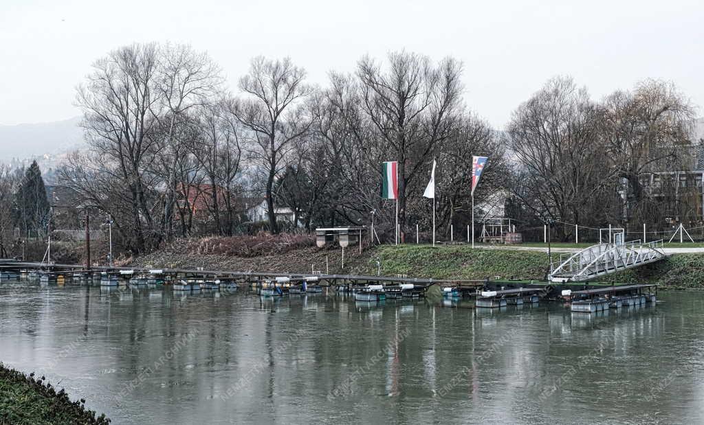 Tájkép - Közlekedés - Maros Yachtkikötő Nagymarosnál
